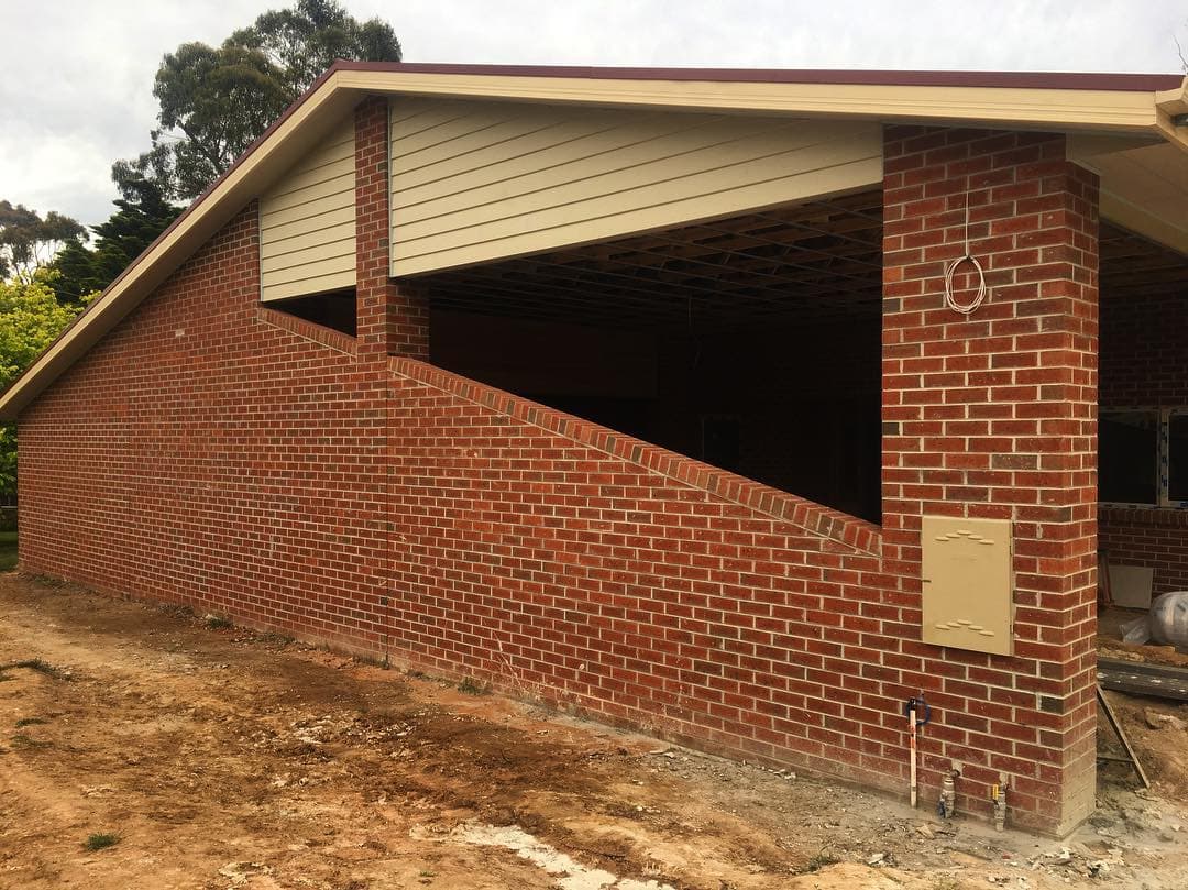 Single-storey red-brick home with header detail and deep eaves, hand-laid by Ash Huskisson Masonry in the Top End.