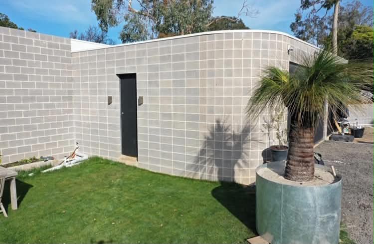 Curved grey-block building. Smooth radius corner · render-ready block